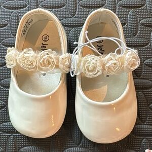 Baby girl white dress shoe NEW size 4